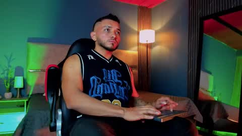 Snapshot of maximusclark chatting on February 4, 3:45 am Maximus Clark online show from February 4, 3:45 am