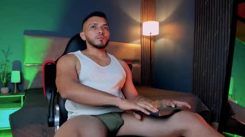 Snapshot of maximusclark chatting on February 5, 2:49 am Maximus Clark online show from February 5, 2:49 am