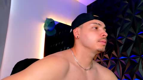 MAX online show from November 3, 8:10 pm