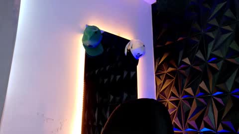 MAX online show from November 13, 8:19 pm