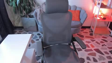 Maxine Minx online show from March 1, 1:02 pm