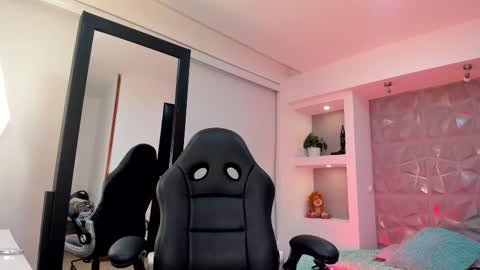 Snapshot of maya_rivers chatting on November 6, 5:08 am Maya online show from November 6, 5:08 am