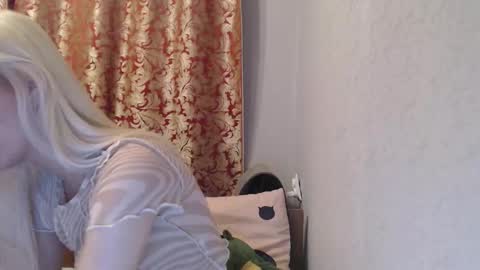 maybe_doll online show from November 30, 6:45 pm