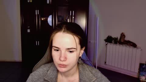 Snapshot of maybloom_ chatting on January 6, 9:02 am maybloom_ online show from January 6, 9:02 am