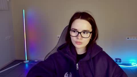 Snapshot of maybloom_ chatting on February 2, 6:12 am maybloom_ online show from February 2, 6:12 am