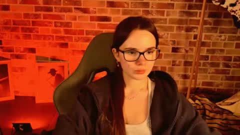 Snapshot of maybloom_ chatting on March 1, 10:06 am maybloom_ online show from March 1, 10:06 am