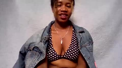 Snapshot of mayrah5 chatting on March 12, 6:52 am mayrah online show from March 12, 6:52 am