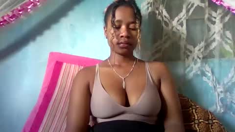 Snapshot of mayrah5 chatting on March 17, 5:44 am mayrah online show from March 17, 5:44 am