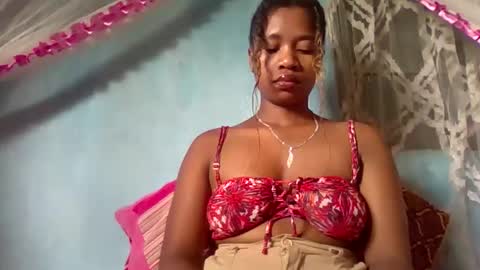 Snapshot of mayrah5 chatting on March 18, 6:05 am mayrah online show from March 18, 6:05 am