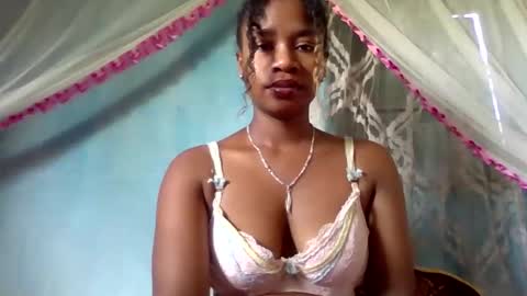 Snapshot of mayrah5 chatting on March 27, 7:03 am mayrah online show from March 27, 7:03 am