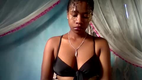 Snapshot of mayrah5 chatting on April 8, 5:18 am mayrah online show from April 8, 5:18 am