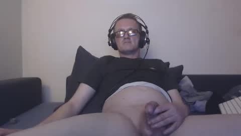 Snapshot of mcmike_es chatting on October 10, 9:14 pm Mike online show from October 10, 9:14 pm