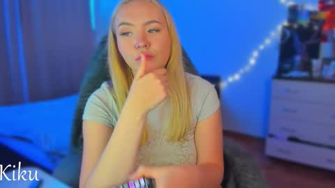 Snapshot of mdaluna chatting on October 10, 12:42 am Kiku online show from October 10, 12:42 am