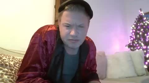 Snapshot of me2283 chatting on December 10, 3:30 am me2283 online show from December 10, 3:30 am