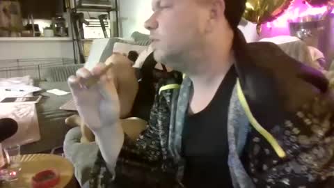 Snapshot of me2283 chatting on February 8, 3:30 am me2283 online show from February 8, 3:30 am