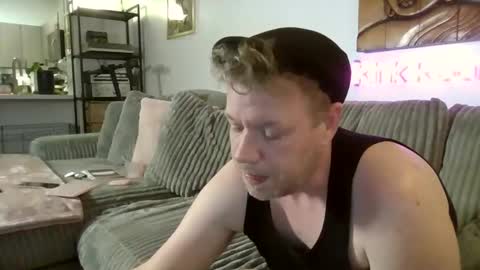 Snapshot of me2283 chatting on February 27, 1:48 am me2283 online show from February 27, 1:48 am