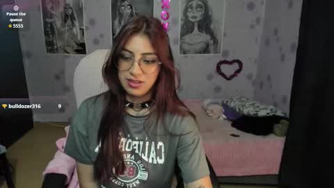 Snapshot of medussa_kat chatting on October 23, 12:43 am Katrina online show from October 23, 12:43 am