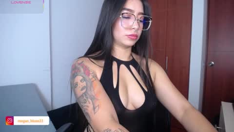 Snapshot of megan_bluee_ chatting on November 27, 4:20 pm Megan Bluee online show from November 27, 4:20 pm