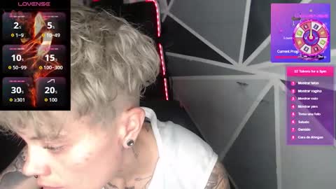 Snapshot of megan_coop3r_ chatting on December 20, 1:23 am Megan and sophi online show from December 20, 1:23 am