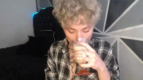 Snapshot of megan_coop3r_ chatting on December 21, 8:49 pm Megan and sophi online show from December 21, 8:49 pm