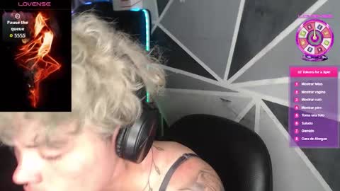 Snapshot of megan_coop3r_ chatting on January 9, 1:19 am Megan and sophi online show from January 9, 1:19 am