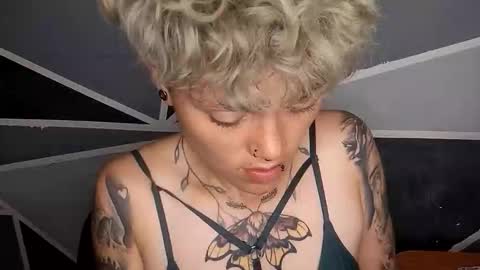 Snapshot of megan_coop3r_ chatting on February 14, 6:32 am Megan and sophi online show from February 14, 6:32 am