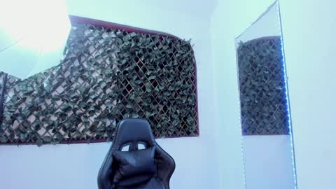 Snapshot of megan_whitte_01 chatting on January 22, 12:38 am megan white 01  online show from January 22, 12:38 am