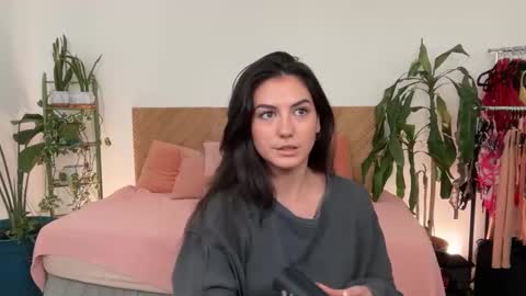 Snapshot of meganmistakes chatting on December 21, 12:29 am Megan Mistakes online show from December 21, 12:29 am