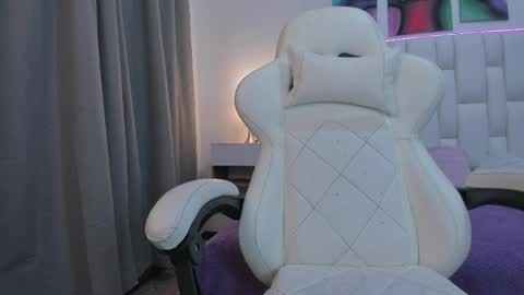 Snapshot of meganqueen2 chatting on April 6, 12:28 pm Megan Queen online show from April 6, 12:28 pm