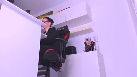 Snapshot of meganstones chatting on December 21, 9:15 pm Megan online show from December 21, 9:15 pm