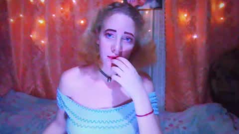 Snapshot of mel_mellie chatting on December 21, 9:04 pm Mel Mellie online show from December 21, 9:04 pm