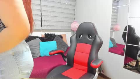 Snapshot of melanie_hh chatting on December 27, 4:04 am Melanie online show from December 27, 4:04 am