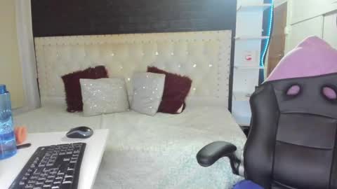 Snapshot of melanie_hh chatting on March 11, 7:15 am Melanie online show from March 11, 7:15 am
