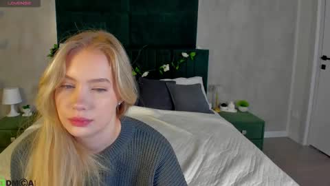 Melanie online show from December 4, 1:04 am