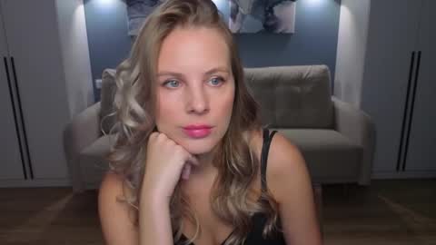 Snapshot of melaniebennett chatting on December 4, 6:34 am Melanie Bennett online show from December 4, 6:34 am