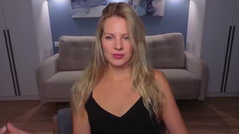 Melanie Bennett online show from July 28, 8:54 am