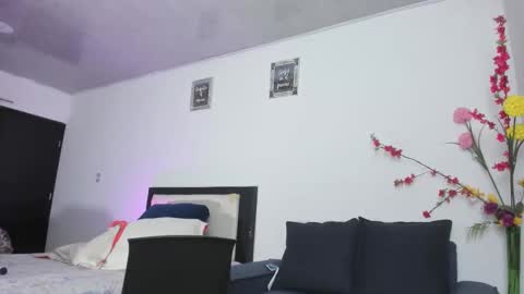 melaniie_roussel online show from December 3, 1:46 am