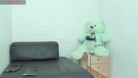 melannie roses online show from April 3, 7:56 pm