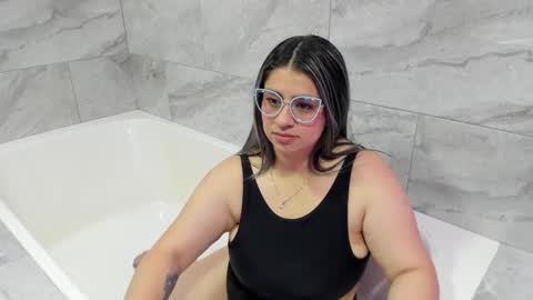 Snapshot of melinda_bob chatting on January 16, 5:12 pm Melinda online show from January 16, 5:12 pm
