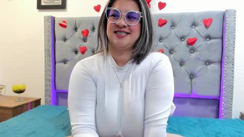 Snapshot of melinda_bob chatting on February 26, 11:20 am Melinda online show from February 26, 11:20 am