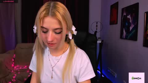 Snapshot of melisa_white1 chatting on December 14, 10:18 pm Melisa online show from December 14, 10:18 pm