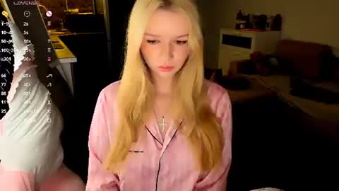 Snapshot of meliss_ss chatting on July 14, 10:37 pm Mel or Lissa 3 Welcome here online show from July 14, 10:37 pm
