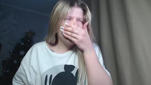 Snapshot of melissa__ray chatting on December 12, 3:32 am Melissa  Ray online show from December 12, 3:32 am