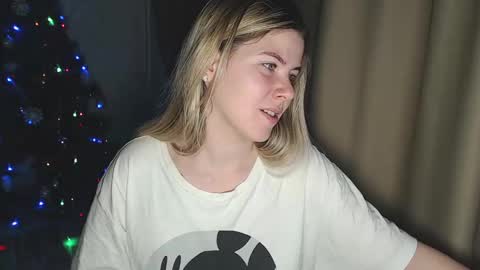 Snapshot of melissa__ray chatting on December 17, 6:31 pm Melissa  Ray online show from December 17, 6:31 pm