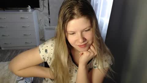Snapshot of melissa__ray chatting on February 19, 10:45 am Melissa  Ray online show from February 19, 10:45 am