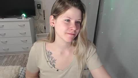 Snapshot of melissa__ray chatting on March 7, 5:17 pm Melissa  Ray online show from March 7, 5:17 pm