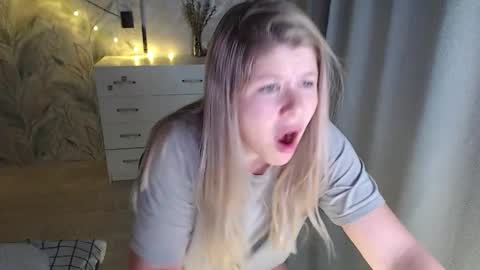 Snapshot of melissa__ray chatting on October 6, 6:05 pm Melissa  Ray online show from October 6, 6:05 pm