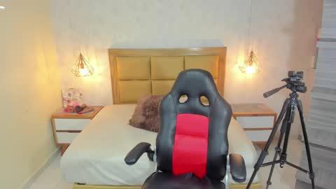 Snapshot of melissarouge chatting on November 20, 7:35 pm online show from November 20, 7:35 pm