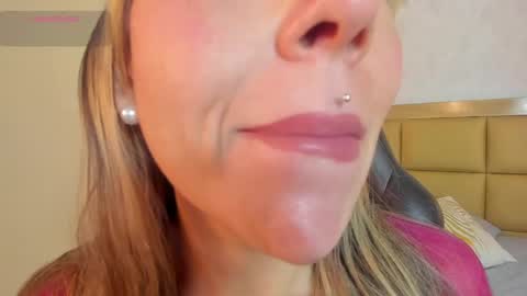 Snapshot of melissarouge chatting on April 27, 7:56 pm online show from April 27, 7:56 pm