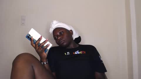 Snapshot of mellanin_pretty_ chatting on December 18, 6:08 am . online show from December 18, 6:08 am